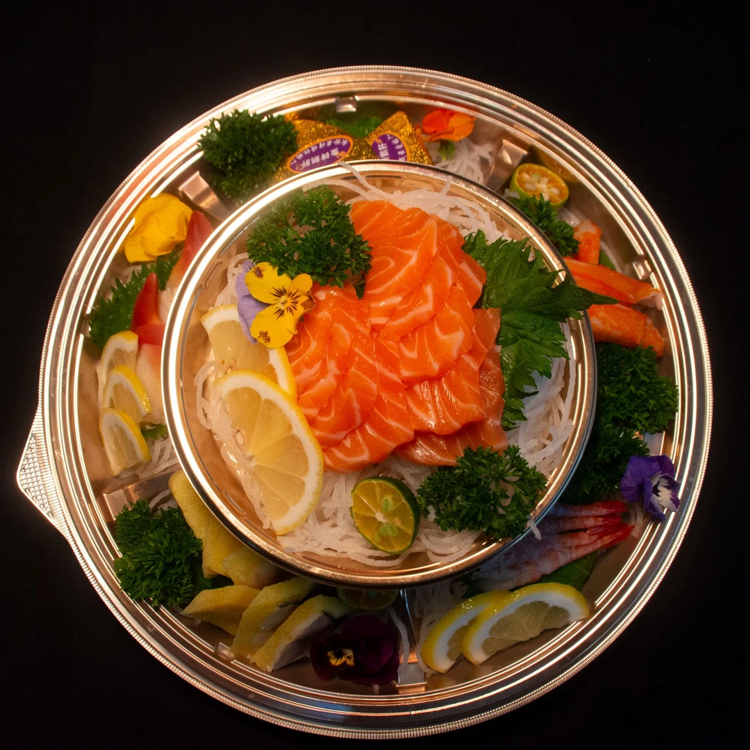 三文鱼品质拼盘（三文鱼净肉100克、北极贝6片、小甜虾4只、鹅肝2个、希鲮鱼籽0.5条、蟹柳4条）