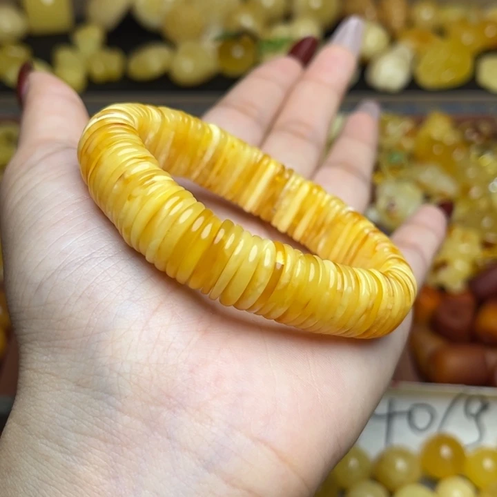 蜜蜡未镶嵌珠宝奇石鸡油黄俏色妖花饼子手串微微瑕