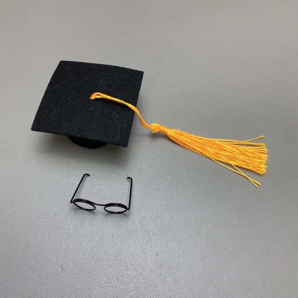 手工不织布学士帽子、娃娃眼镜，钩织博士娃娃用