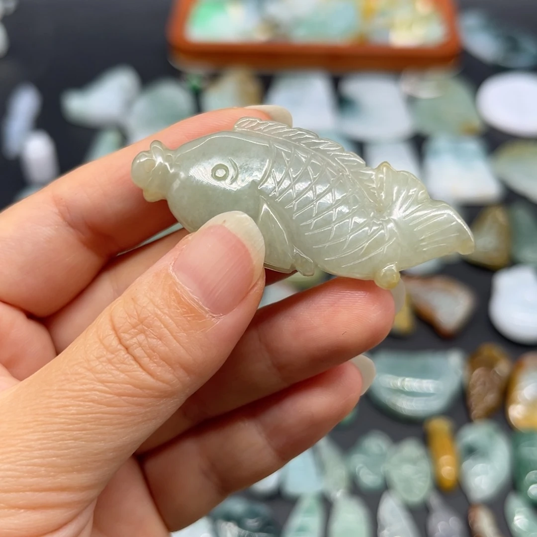翡翠未镶嵌颈饰鱼