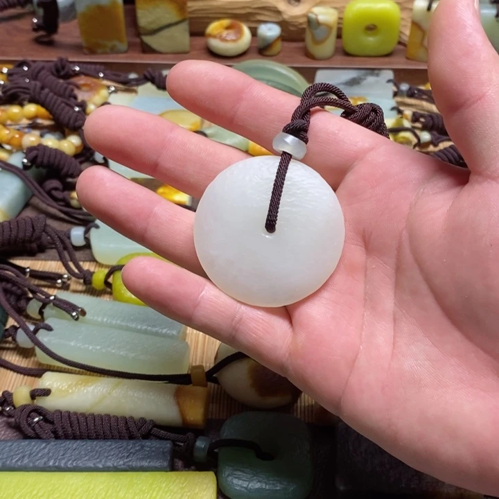 蛇纹石玉挂件未镶嵌团****胖