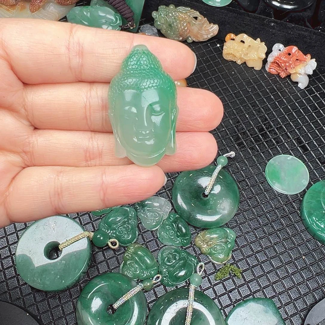 石英质玉（非洲翠）未镶嵌颈饰