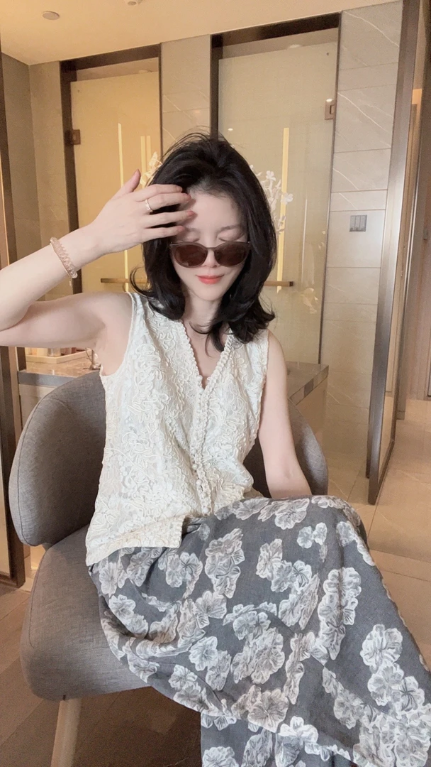 【悦悦专属】小香名媛风V领钩花气质马夹Y14