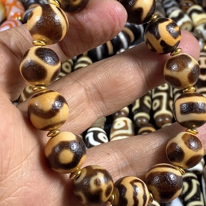 只买单纯的吊坠，没带链子，属的性质。多宝手串老料