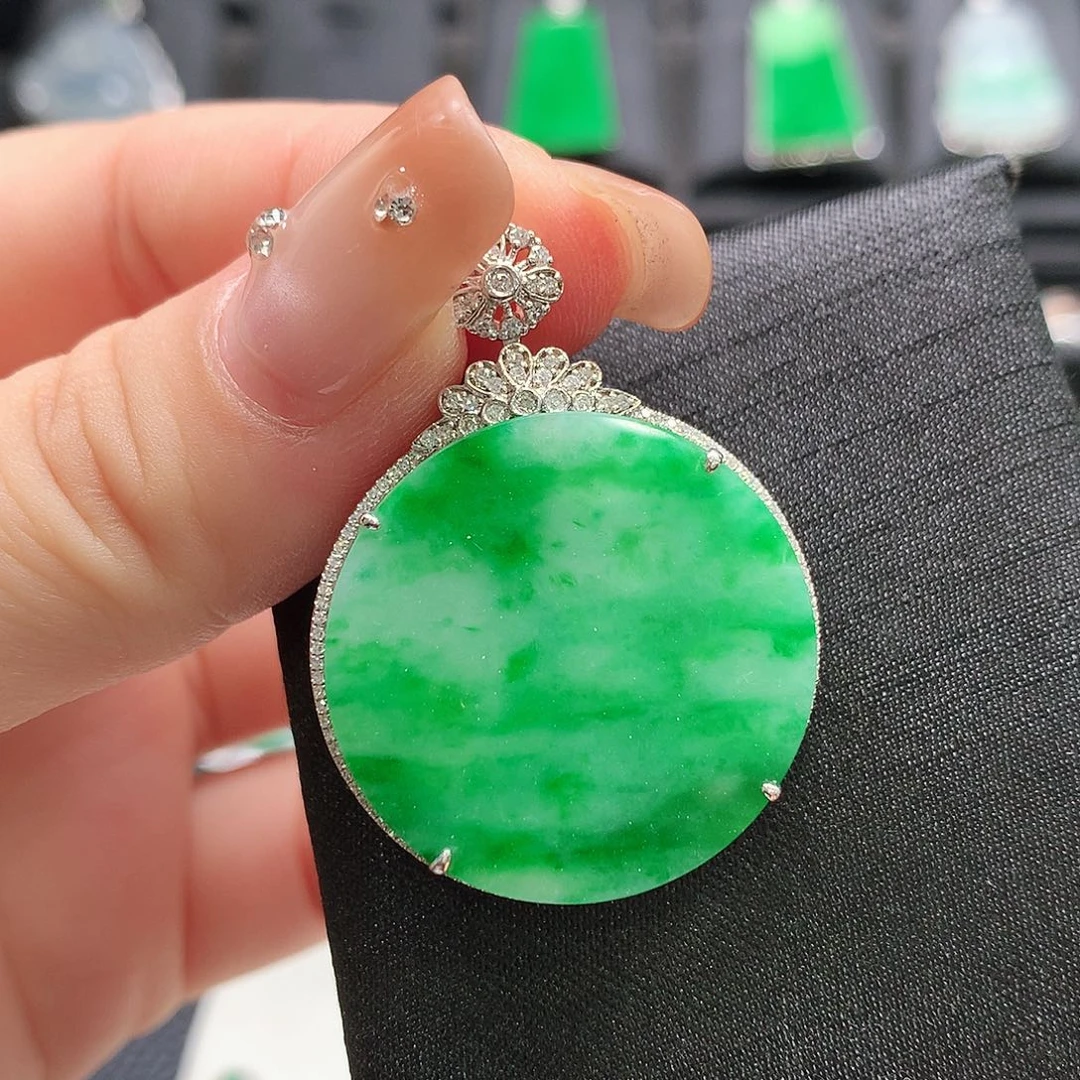 翡翠18K金镶嵌颈饰圆牌