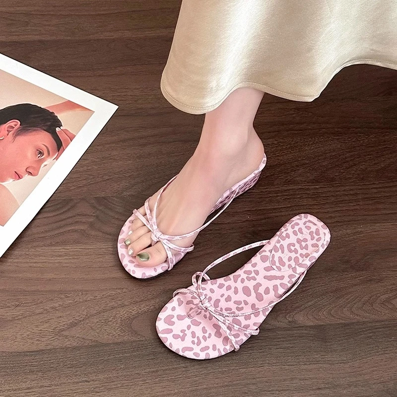 豹纹小香风拖鞋女外穿2025年新款夏季银色高跟时装粉色坡跟凉鞋女