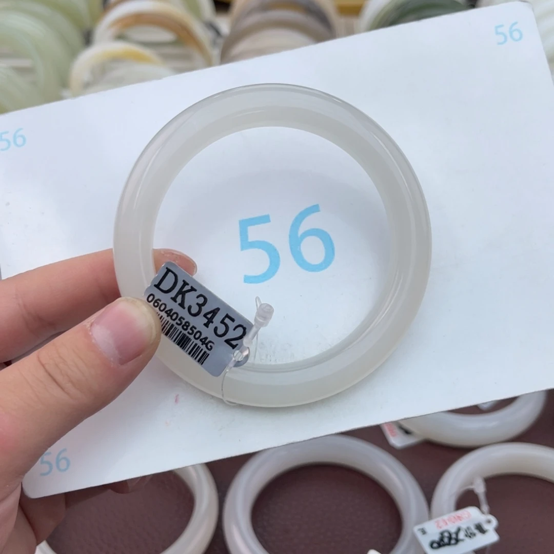 和田玉手镯未镶嵌月***旧