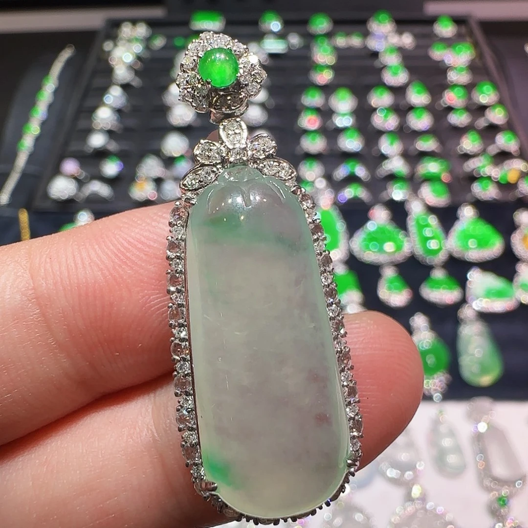 翡翠18K金镶嵌颈饰吊坠