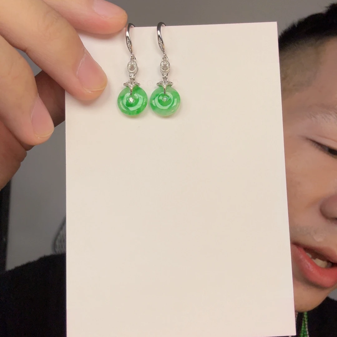 翡翠未镶嵌颈饰一对