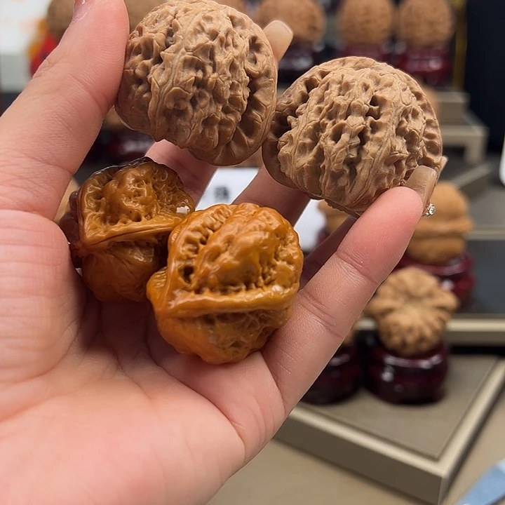 文玩核桃把件白狮子➕三棱t-012