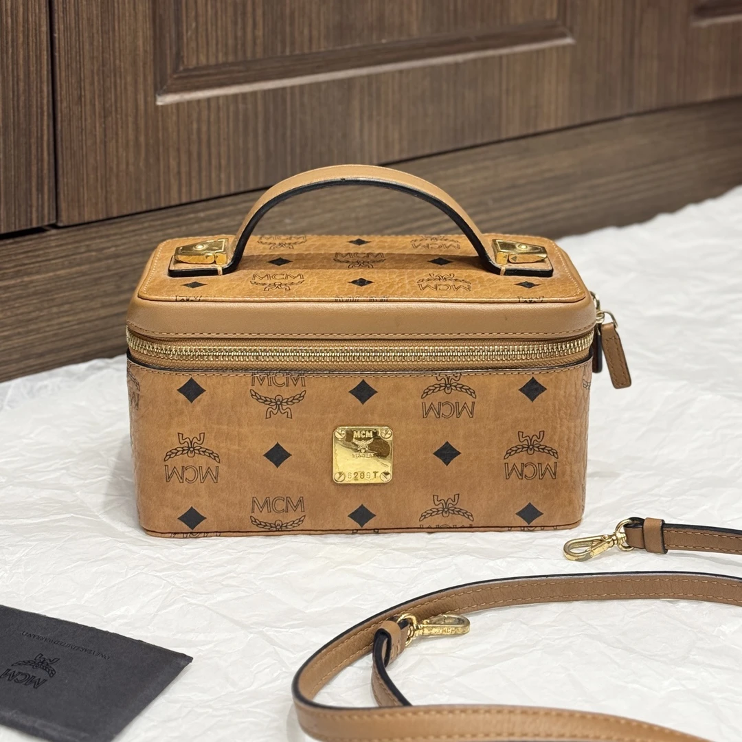 95新 MCM 干邑色方盒子化妆包/二奢