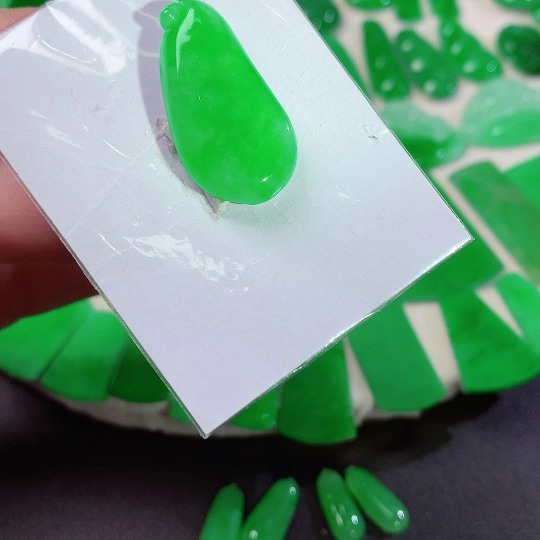 翡翠颈饰未镶嵌天然翡翠