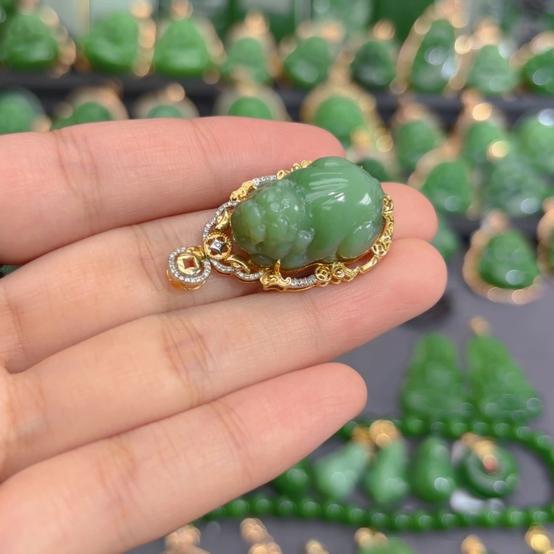 颈饰18K金镶嵌和田玉（碧玉）