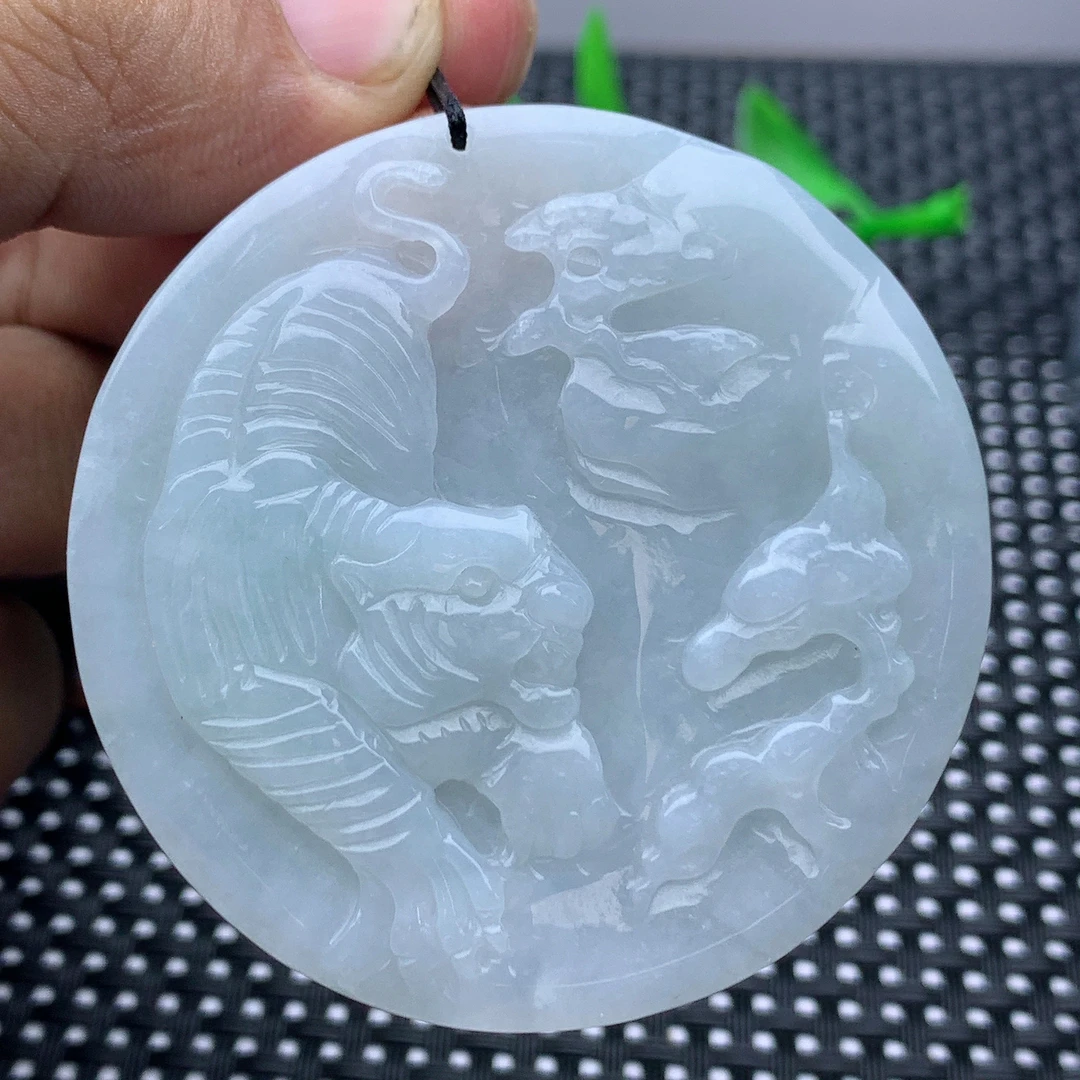 天然翡翠生肖虎牌吊坠缅甸A货圆形下山虎挂件项坠精雕守护神精美