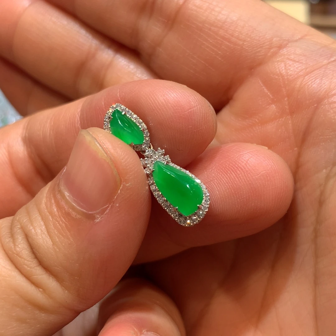 翡翠18K金镶嵌颈饰吊坠