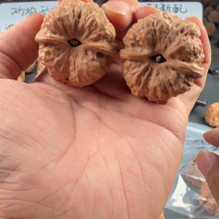 7***.文玩核桃吊坠蛤蟆的眼睛是真的好看啊