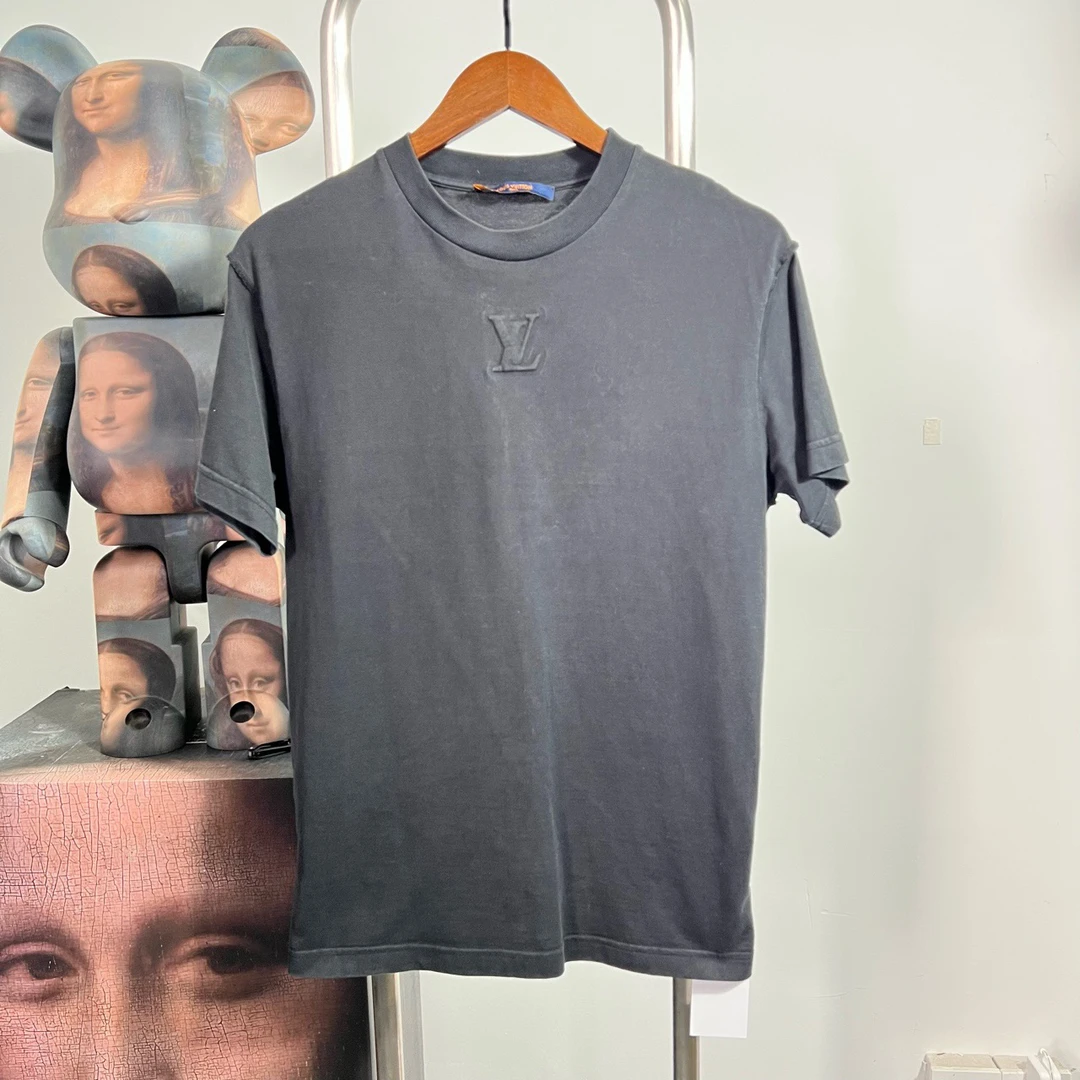 99新 LouisVuitton/路易威登 黑色浮雕logo短袖P0114衣长68胸围48