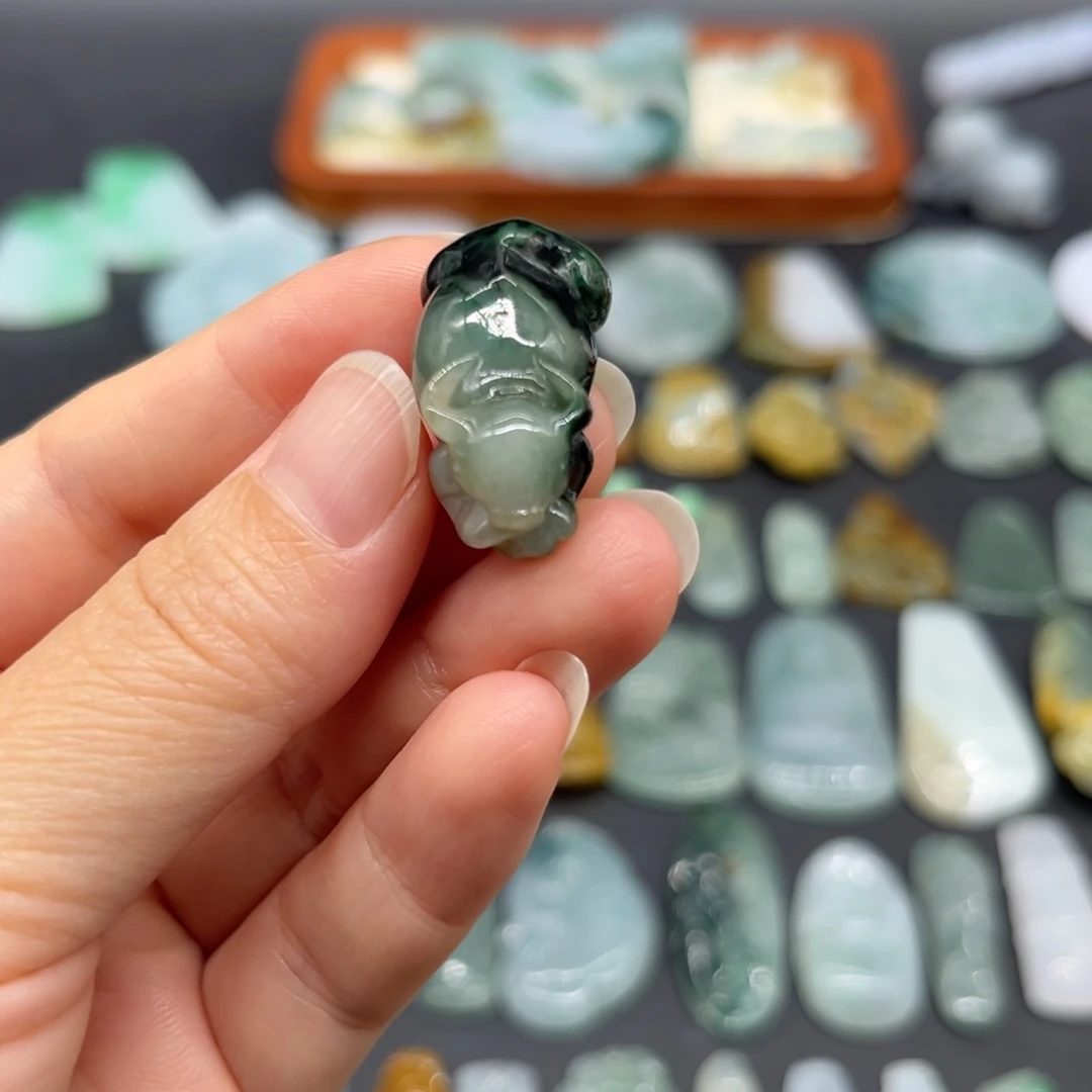 翡翠未镶嵌颈饰牛