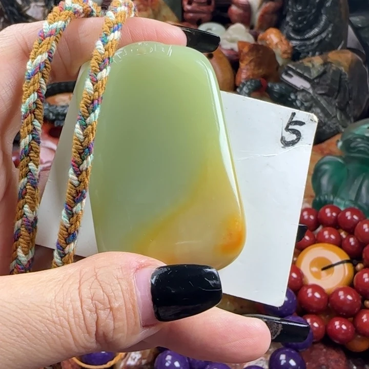 透闪石质玉未镶嵌珠宝奇石