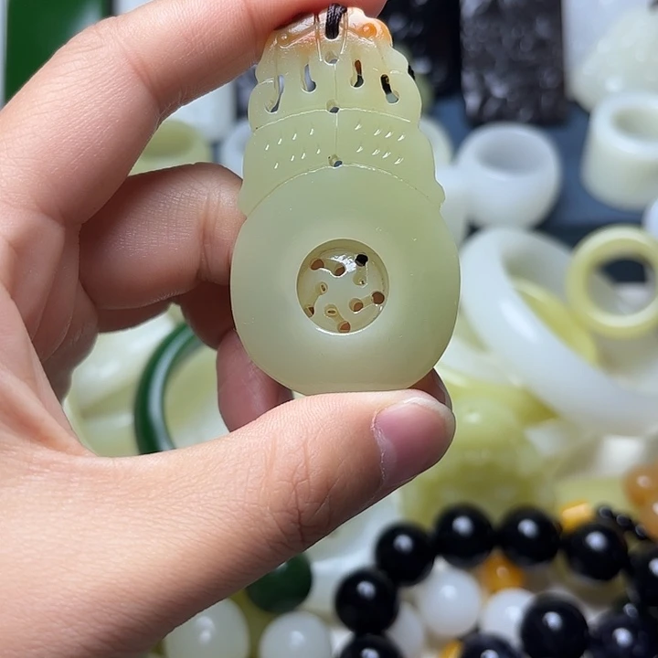 透闪石质玉未镶嵌车挂