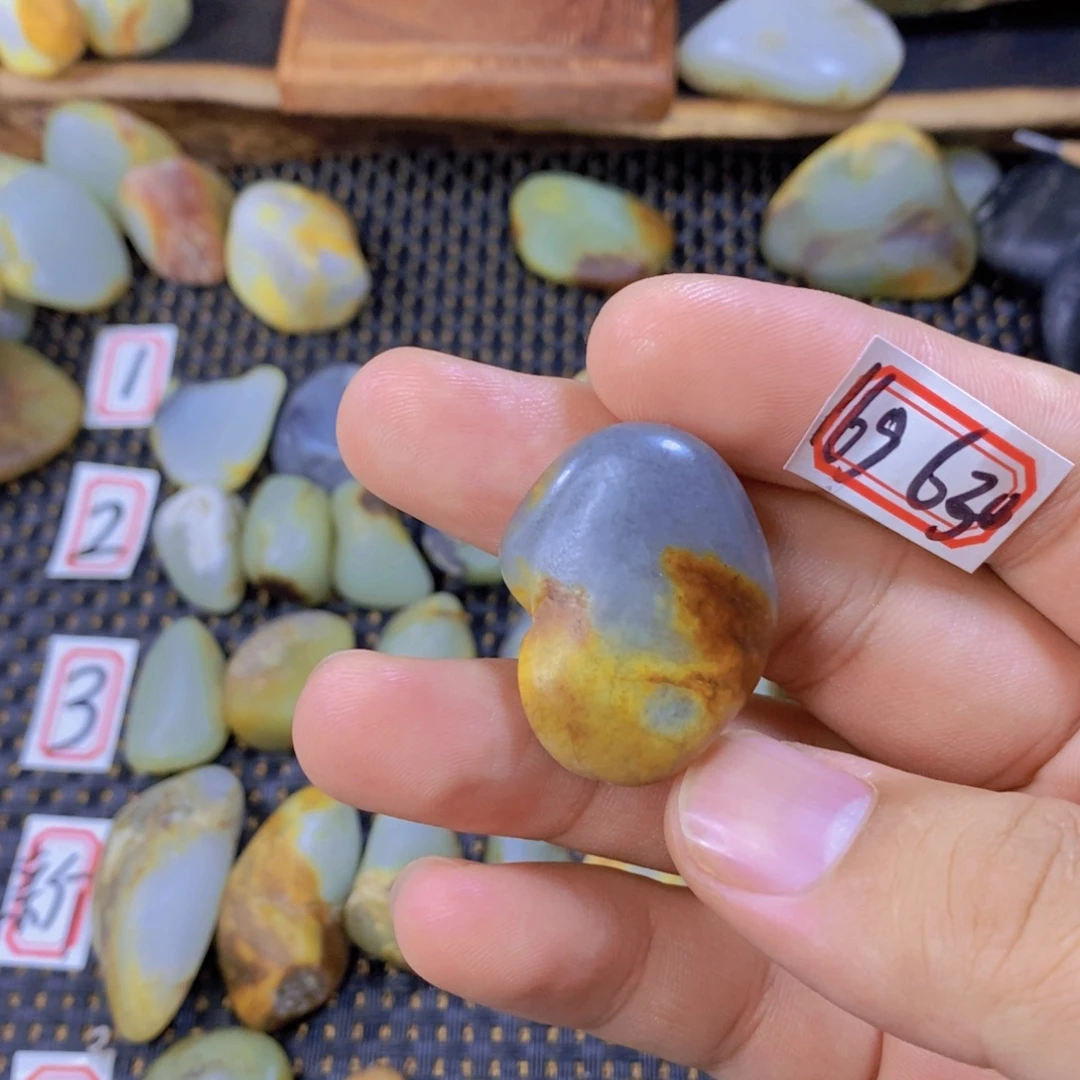 颈饰未镶嵌和田玉（糖玉）
