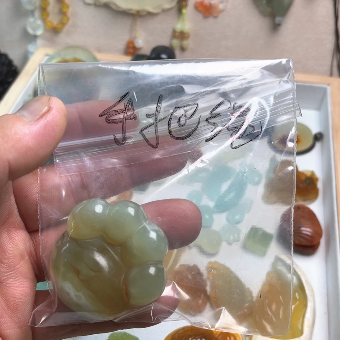 未镶嵌蛇纹石玉颈饰