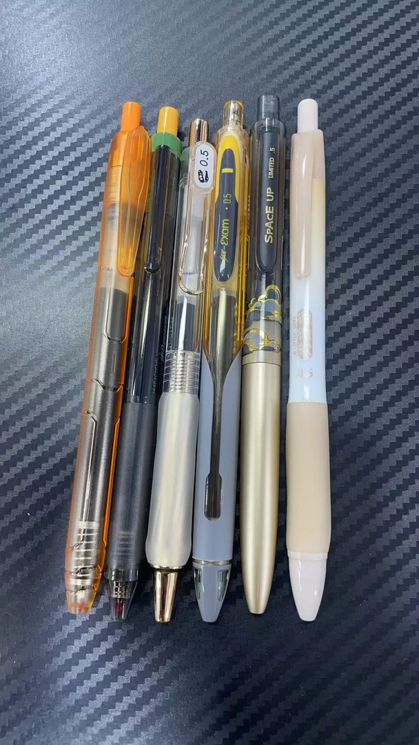 发黄色系组合中性笔，到手6支黑墨。掉蜂蜡不售后，介意勿拍