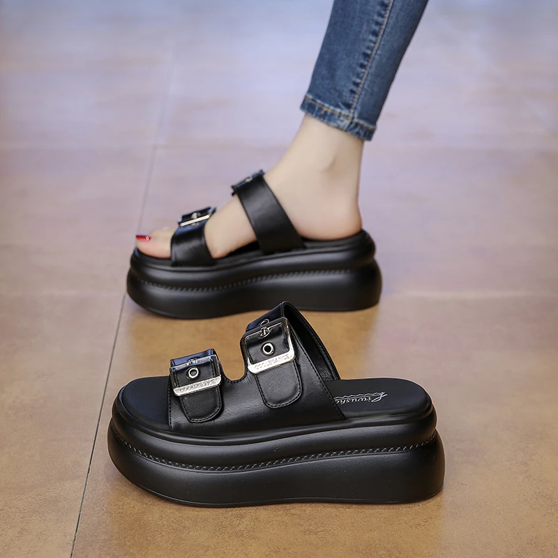 搭扣凉拖鞋女夏外穿2025新款增高高跟软底配裙子防滑沙滩松糕凉鞋