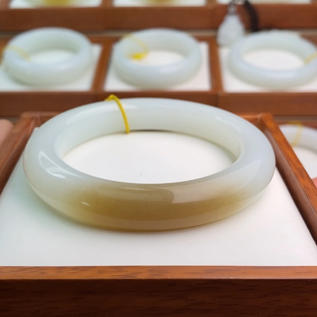 和田玉（糖玉）未镶嵌手镯