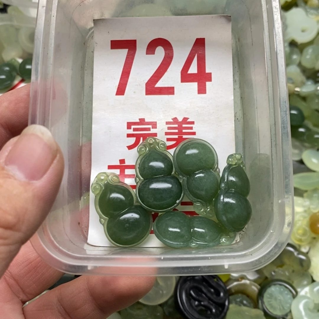 蛇纹石玉挂坠未镶嵌