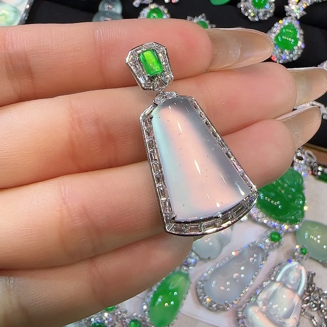 翡翠18K金镶嵌颈饰