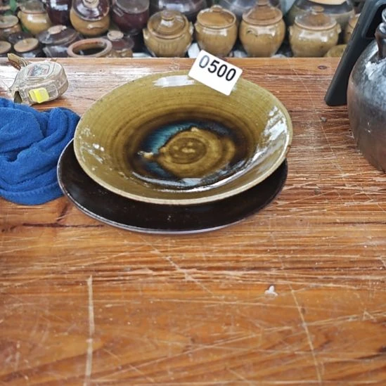 老***光瓷片0500，一个草木灰釉一个土釉的盘子