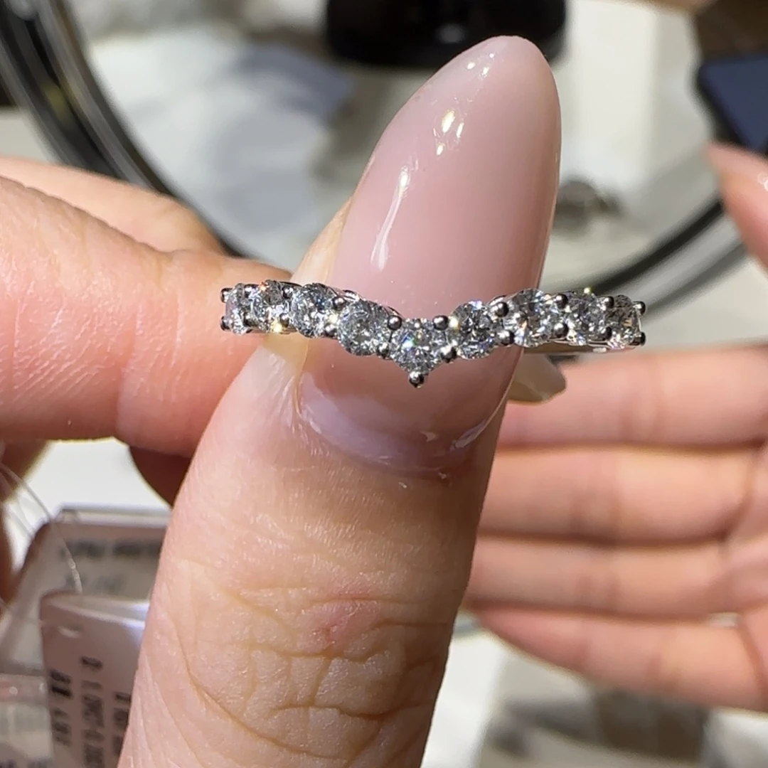 实验室培育钻石铂Pt950镶嵌v型排戒5分大小共50分