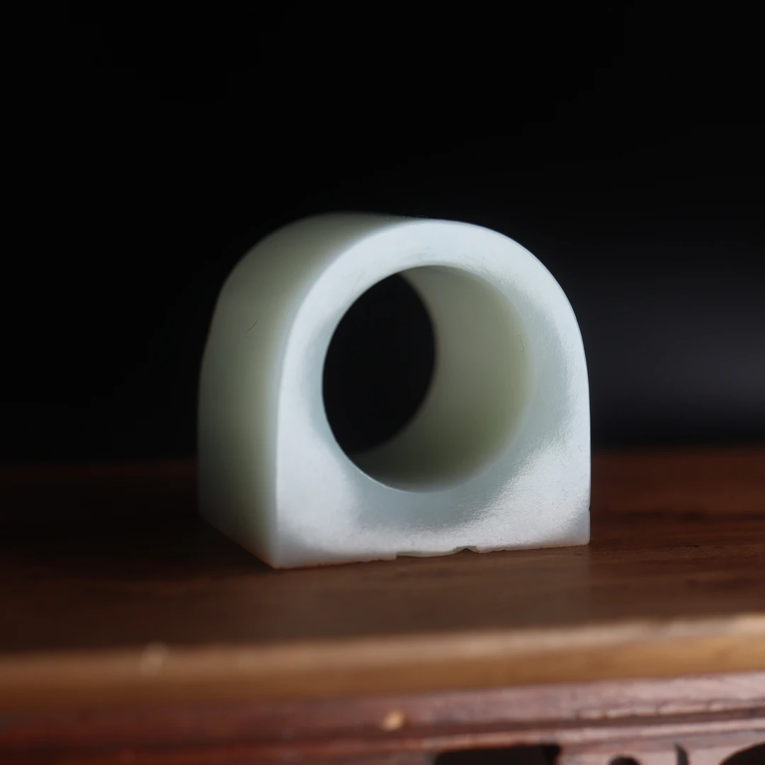 XHM-1823｜和田玉带皮扳指｜