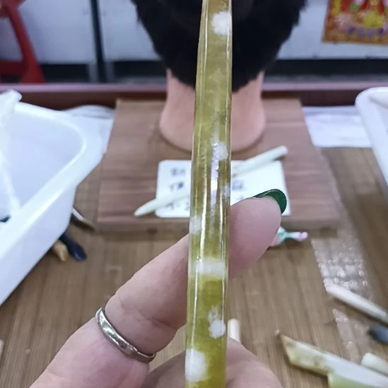 未镶嵌蛇纹石玉岫玉素棍发簪，纯天然俏色。