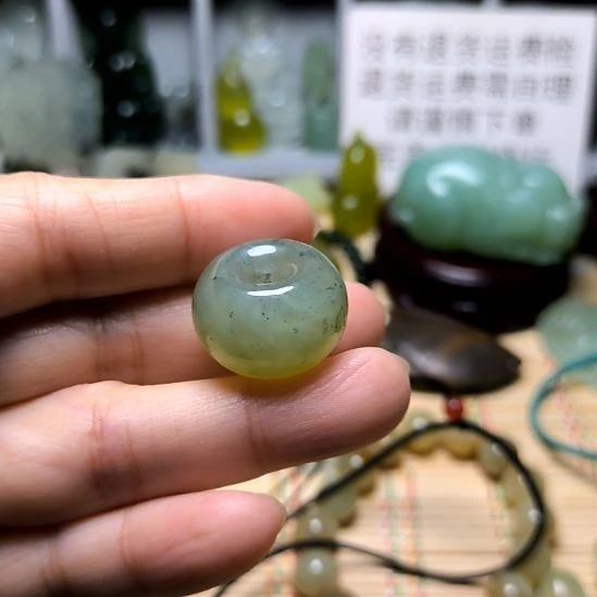 未镶嵌蛇纹石玉颈饰