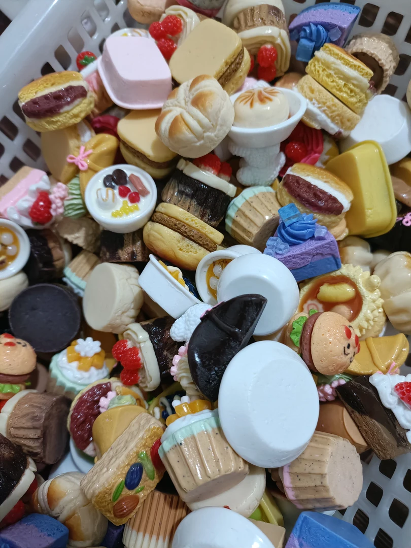 卡通小白兔旺旺糖果奶油胶diy发夹头绳水杯鞋花吊坠盲袋树脂配件