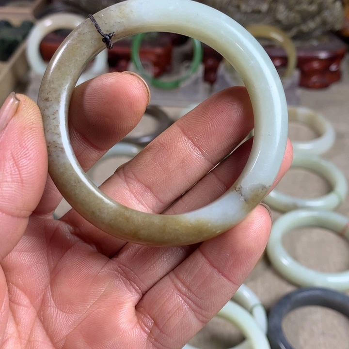 c***c和田玉（糖玉）未镶嵌手镯