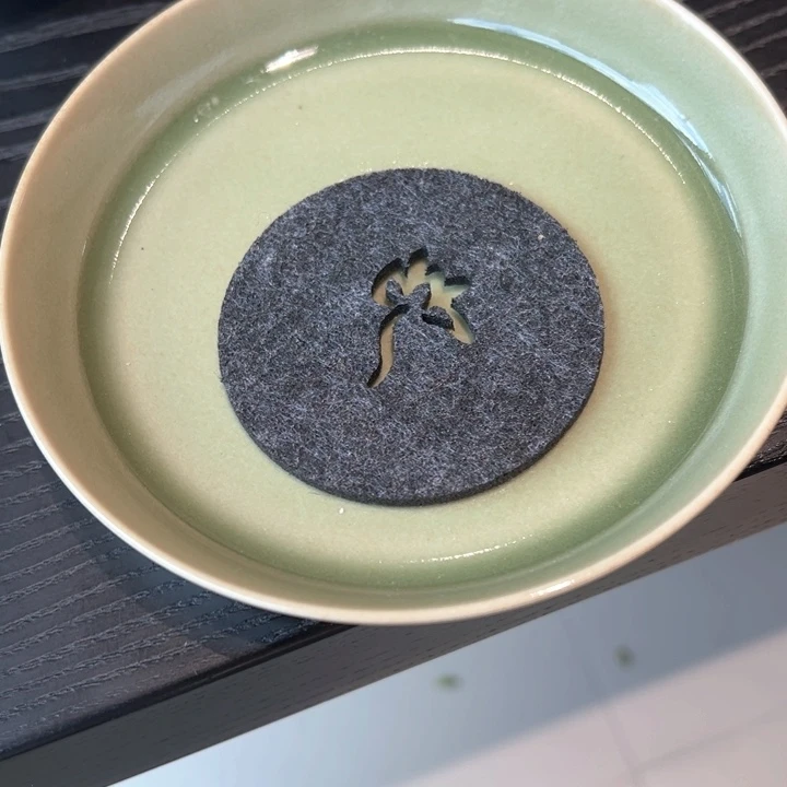 —***丽龙泉青瓷梅子壶承