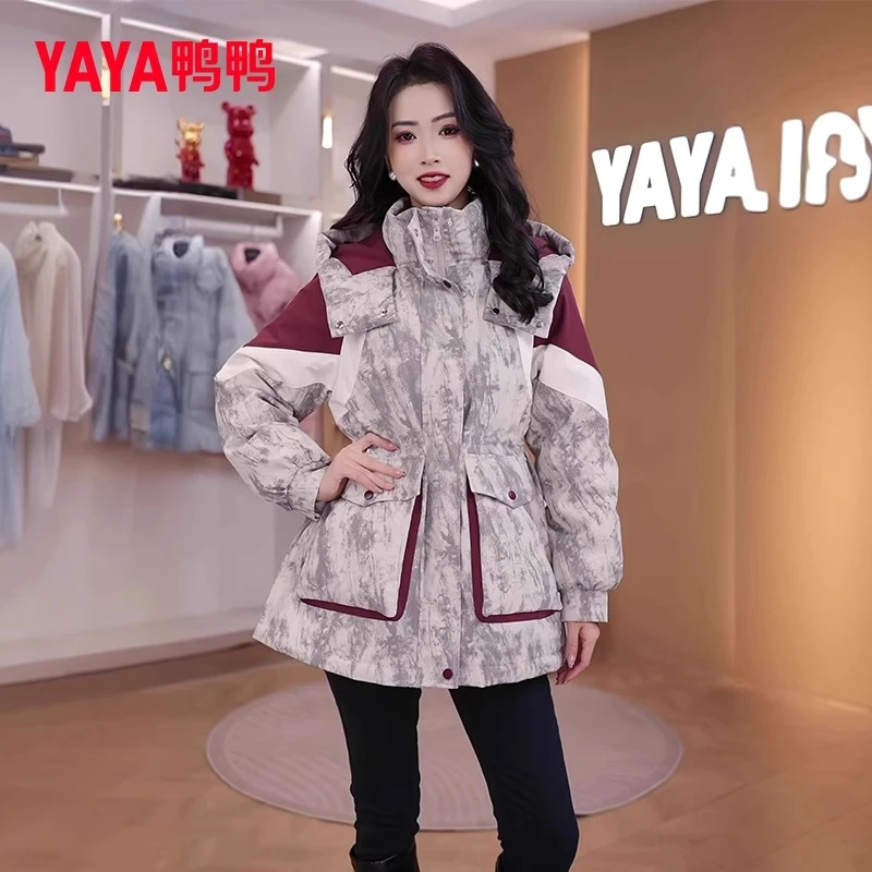 YAYA/鸭鸭撞色印花女中长款2024年冬季新款加厚保暖韩版收腰外套