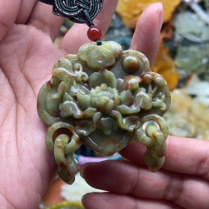 蛇纹石玉吊坠合金