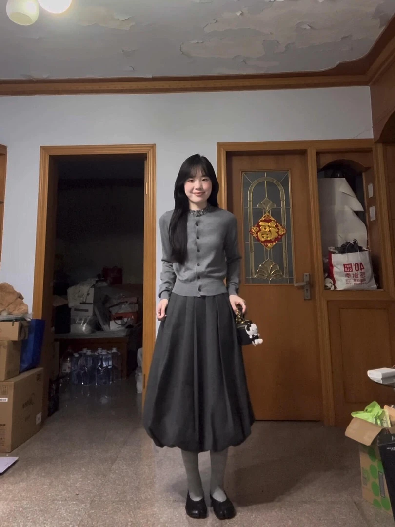 灰色宽松长袖毛衣开衫女2025秋季新款深灰百褶半身花苞长裙两件套