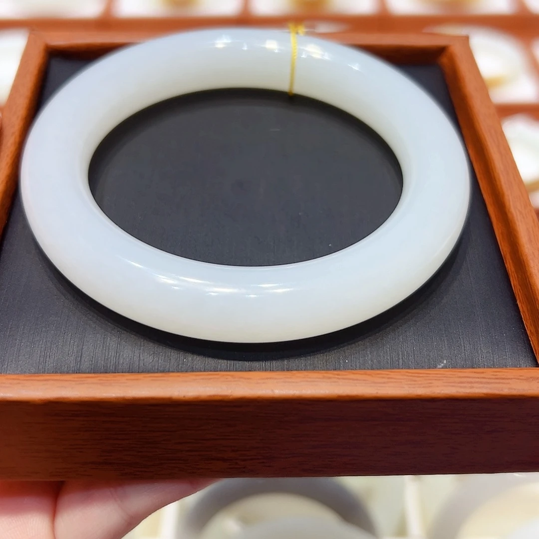 和田玉手镯未镶嵌v****n