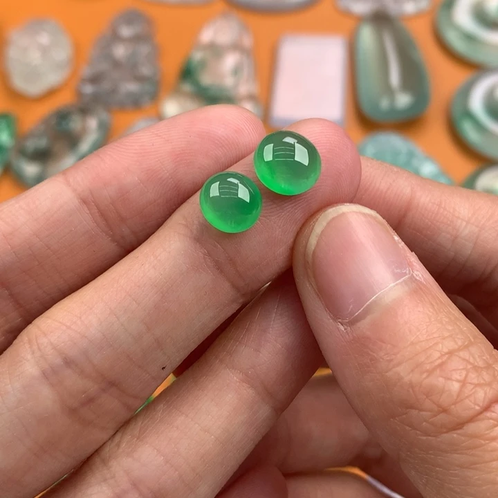 翡翠挂件未镶嵌…….