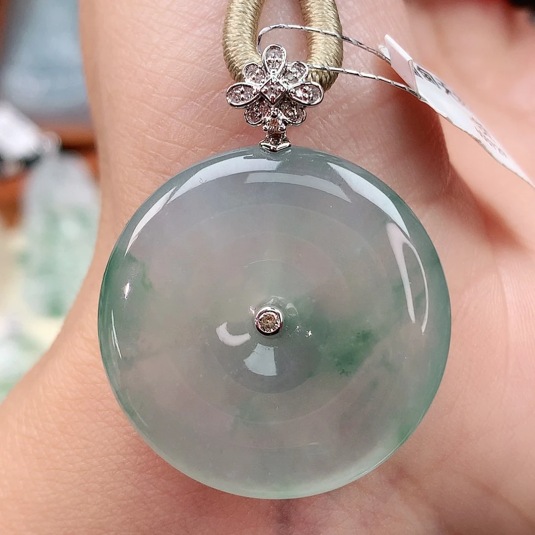 颈饰18K金镶嵌翡翠扣