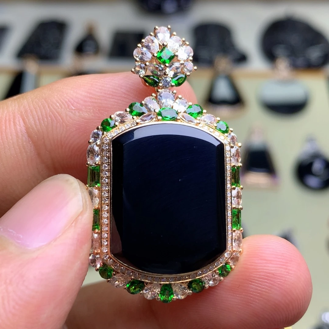 颈饰18K金镶嵌翡翠墨翠无事牌