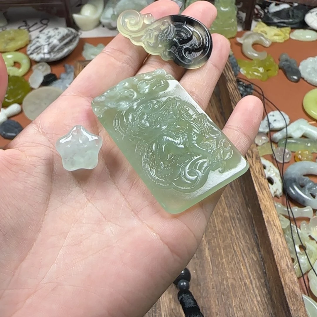 羽***末蛇纹石玉未镶嵌颈饰3个小挂件