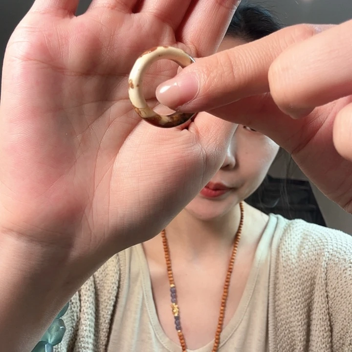 秋***满未镶嵌蛇纹石玉颈饰