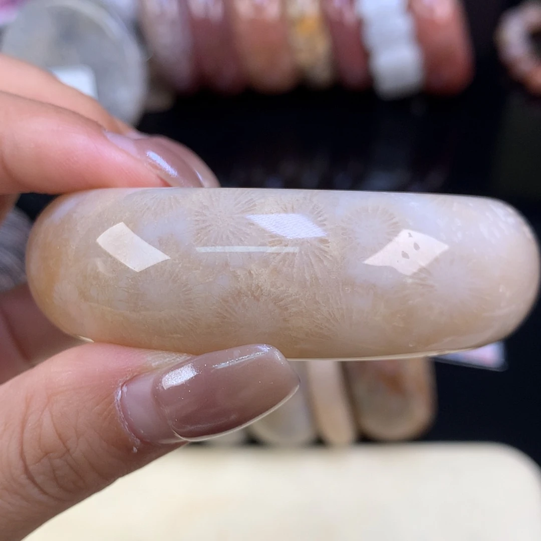 【闪购商品】颈饰未镶嵌硅化珊瑚（珊瑚玉）精品手镯56.7（59号）