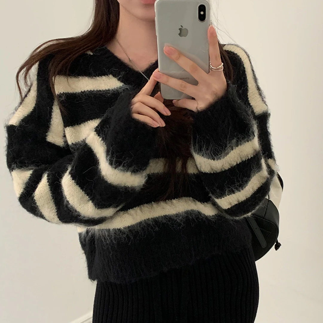 韩式chic气质秋冬季新款显瘦V领撞色条纹刷毛毛绒绒短款毛衣女装